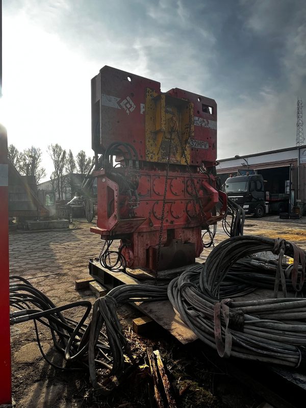 PTC 32HFV Vibratory Piling Rig